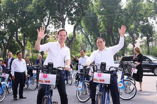越南政府总理范明政与荷兰首相马克·吕特秋日骑行漫游河内 hinh anh 2
