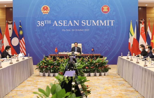 第38届和第39届东盟峰会及系列会议第一天 越南政府总理范明政出席5个会议 hinh anh 1