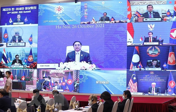 第38届和第39届东盟峰会及系列会议第一天 越南政府总理范明政出席5个会议 hinh anh 3