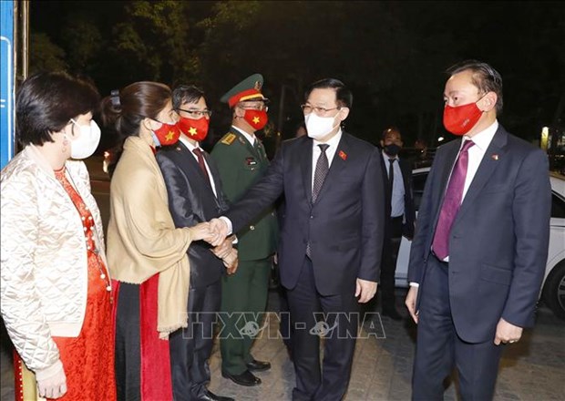 国会主席王廷惠看望越南驻印度大使馆和旅印越南人代表 hinh anh 1