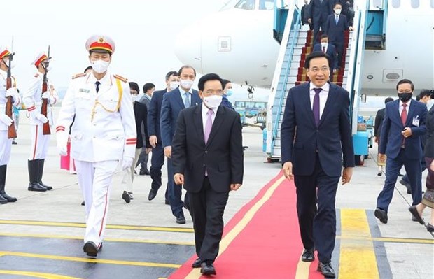老挝政府总理潘坎·维帕万抵达河内 开始对越南进行正式访问 hinh anh 1