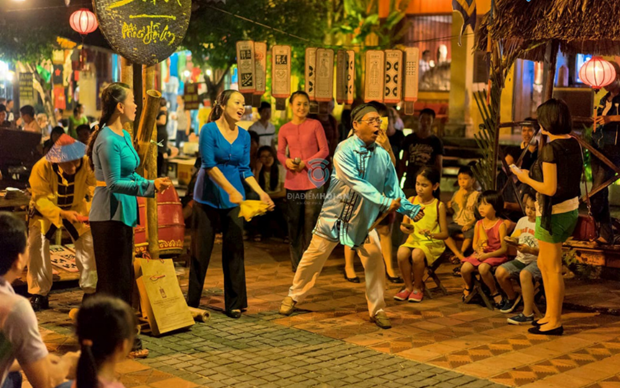 越南广南省会安古镇不可错过的独特文化--发牌唱曲 hinh anh 1