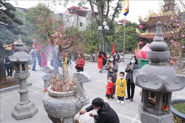 越南人年初去寺庙烧香祈福的美好习俗 hinh anh 2