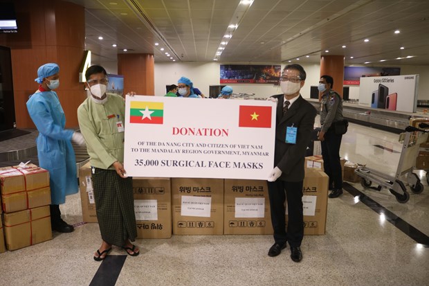 越南向缅甸捐赠防疫口罩 携手共克时艰 hinh anh 1