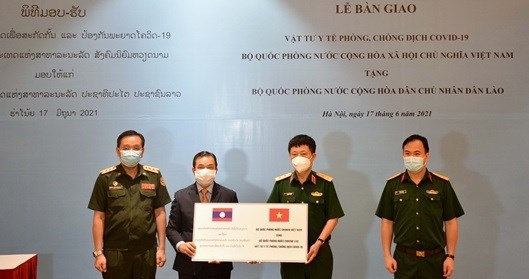 越南国防部向老挝国防部捐赠医疗防疫物资 hinh anh 1