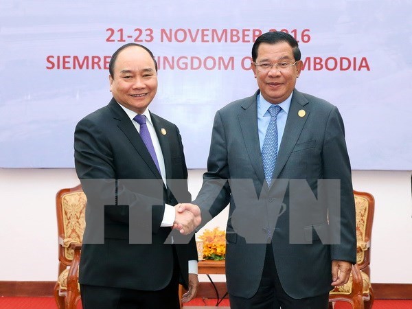 越南政府总理阮春福与柬埔寨首相洪森举行双边会谈 hinh anh 1