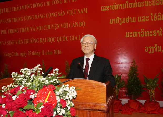 越共中央总书记阮富仲在老挝国家大学发表重要讲话 hinh anh 1