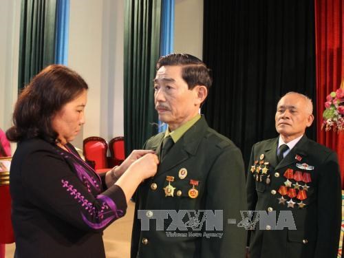 越南山罗省援老干部和志愿军荣获老挝国家勋章 hinh anh 1