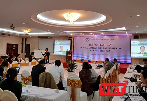 越南为参加报道2017年亚太经合组织系列会议重大事件的媒体记者进行技能培训 hinh anh 1