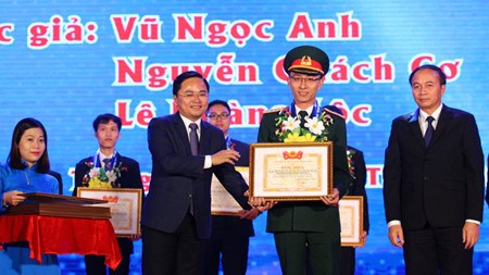 越南2016年第九次全国青年创新表彰会在永福省举行 hinh anh 1