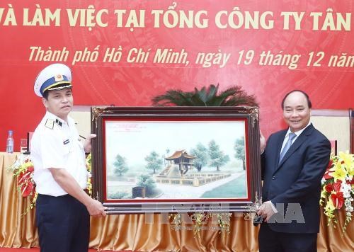 越南政府总理阮春福：西贡新港总公司应肩负经济建设和国防建设的双重任务 hinh anh 1