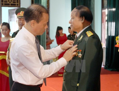 越南北件省援老志愿军和专家荣获老挝国家的勋章 hinh anh 1