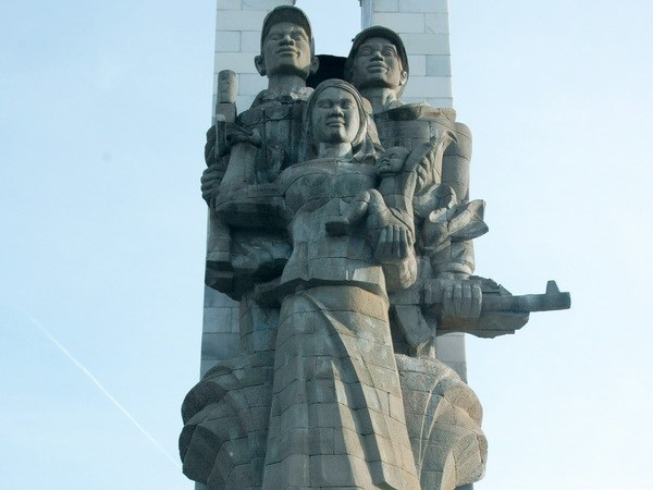 柬埔寨磅清扬省越南志愿军纪念碑和独立纪念碑修缮工程项目竣工仪式 hinh anh 1