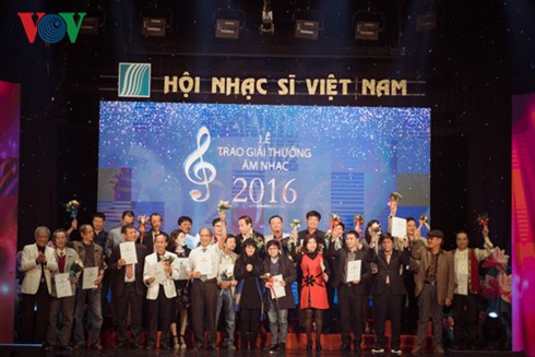 越南音乐家协会颁发2016年音乐奖 hinh anh 1
