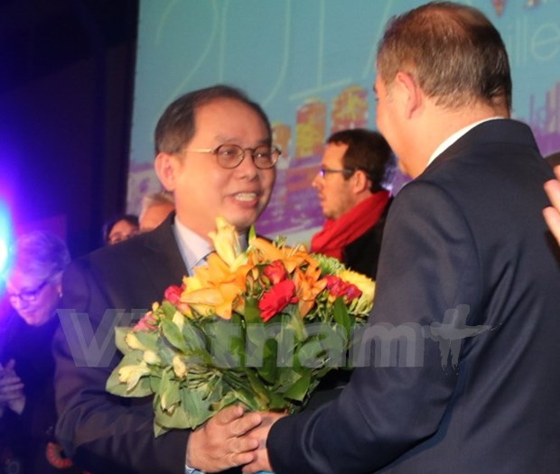 越南驻法大使阮玉山荣获法国舒瓦西勒鲁瓦市纪念章 hinh anh 1