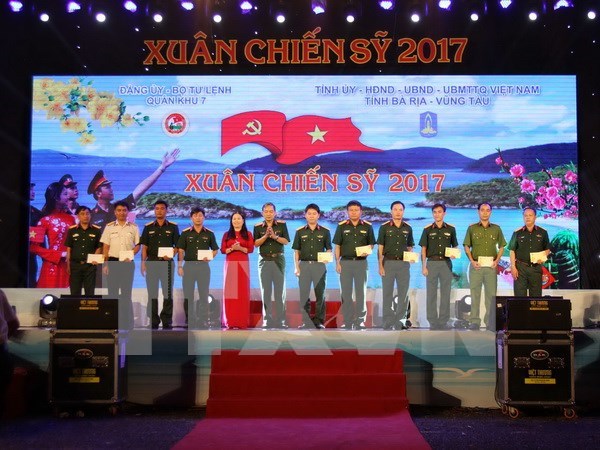 2017年“战士之春”艺术交流活动在昆岛县举行 hinh anh 1