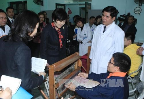 日本首相夫人访问河内康复医院 会见参与“东南亚与日本青年船计划”的越南代表 hinh anh 1