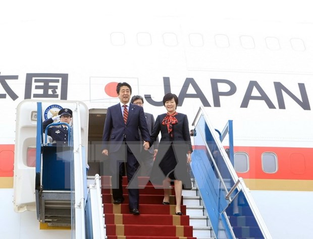 日本首相安培晋三与夫人圆满结束对越南访问之旅 hinh anh 1