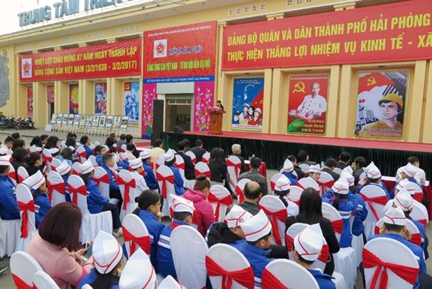 越南共产党历次全国代表大会资料图片展在海防市开展 hinh anh 1