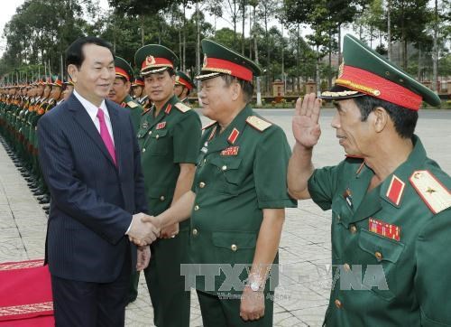 越南国家主席陈大光来到第7军区司令部和胡志明市公安局调研并拜年 hinh anh 1