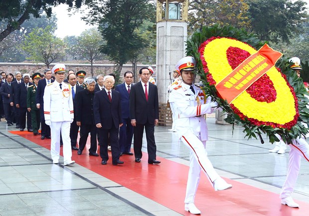 越南党和国家领导人拜谒胡志明主席陵墓 向英烈纪念碑敬献花圈 hinh anh 1