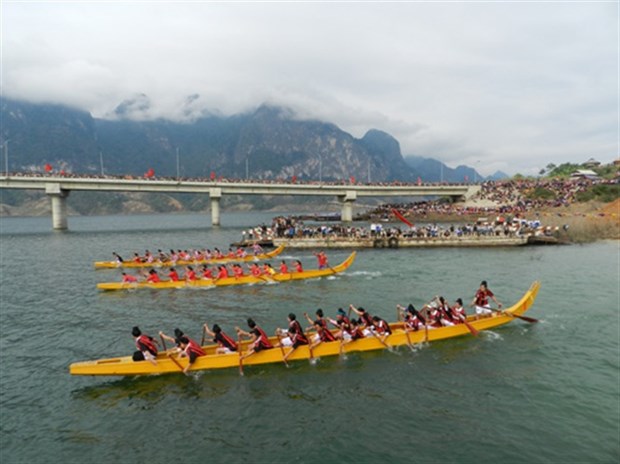 热闹非凡的2017年山罗省传统划船比赛 hinh anh 1