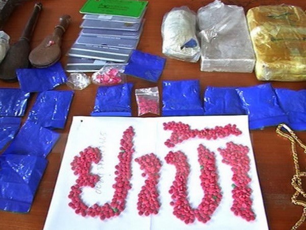 山罗省公安力机关破获一起非法贩运毒品案件 缴获大量合成毒品和海洛因 hinh anh 1
