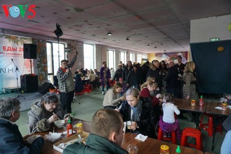 在莫斯科举行的越南街头美食节吸引众多俄罗斯食客 hinh anh 1
