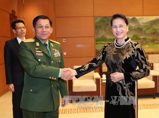 国会主席阮氏金银会见缅甸国防军总司令敏昂莱 hinh anh 1