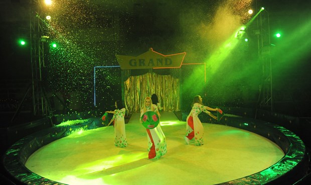 乌克兰向越南观众介绍“冰上杂技”艺术表演 hinh anh 3
