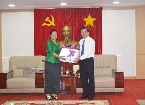 柬埔寨妇女和平与发展协会桔井省分会代表团访问平阳省 hinh anh 1
