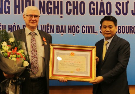 法籍教授荣获越南国家主席的友谊勋章 hinh anh 1