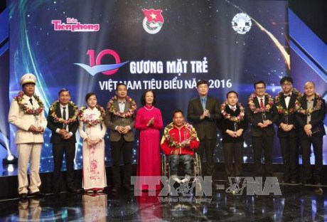 越南10名模范青年获表彰 hinh anh 1
