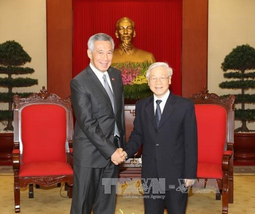 越共中央总书记阮富仲会见新加坡总理李显龙 hinh anh 1