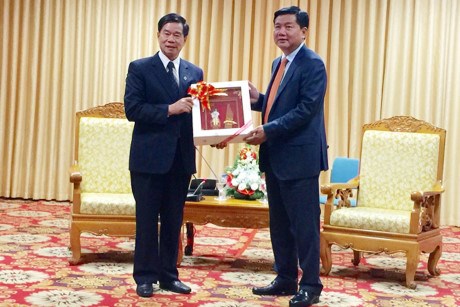 老挝向胡志明市授予一级发展勋章 hinh anh 1