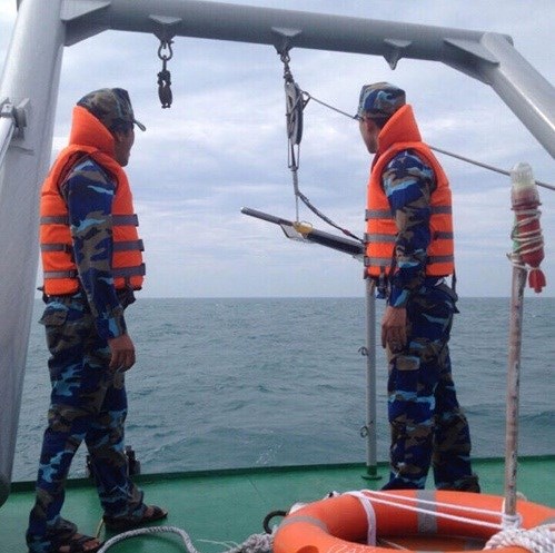“海城 26-BLC”号船被撞沉事件：打捞起一具船员尸体 hinh anh 1