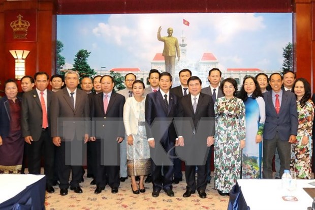 胡志明市荣获老挝政府授予的一级发展勋章 hinh anh 1