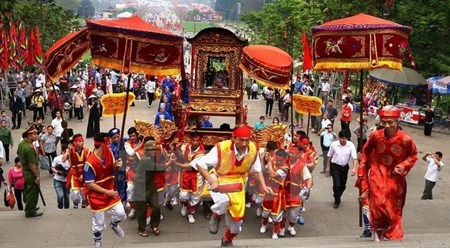 雄王庙会迎轿仪式越南民族一直保留的美好传统文化 hinh anh 1