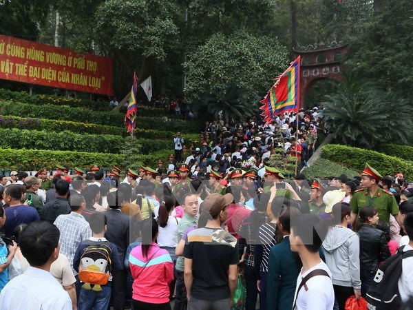 2017年越南始祖雄王祭祀活动在多地隆重举行 hinh anh 1