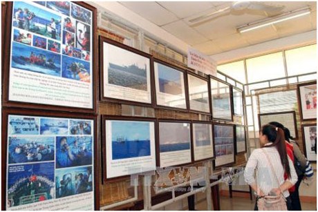 “黄沙和长沙归属越南：历史证据和法律依据” 资料图片展在庆和省举行 hinh anh 1