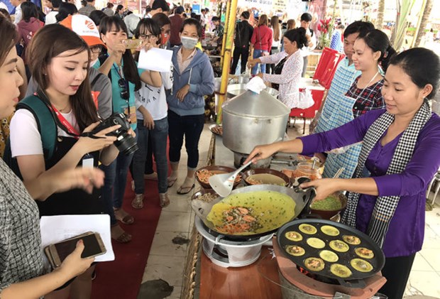 2017年第六届越南南部民间糕饼节吸引3.5万人参加 hinh anh 1