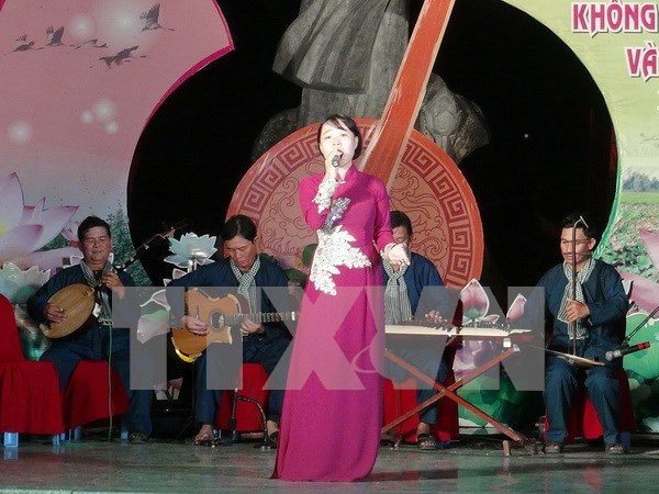 第二次越南才子弹唱艺术节在平阳省开幕 hinh anh 1