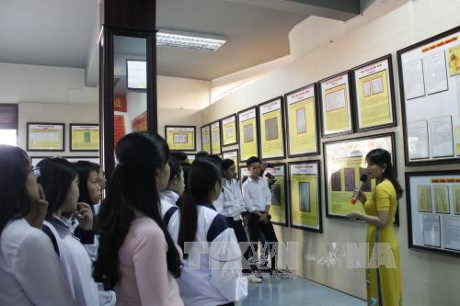 《黄沙与长沙归属越南——历史和法理依据》资料图片展在林同省举行 hinh anh 1