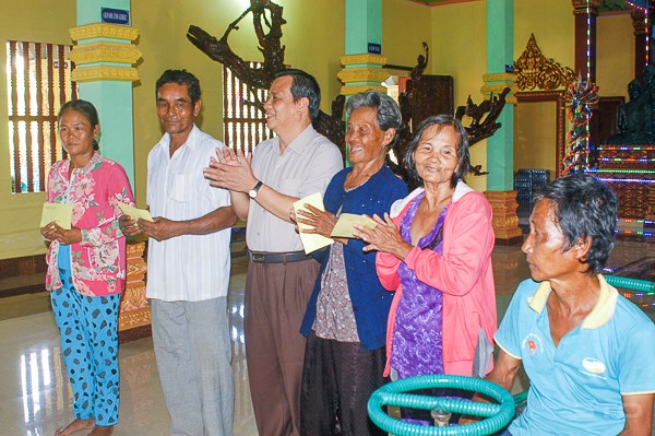 西南部事务指导委员会领导代表向高棉族同胞致以节日祝福 hinh anh 1