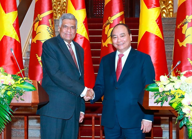 越南政府总理阮春福与斯里兰卡总理拉尼尔·维克勒马辛哈举行会谈 hinh anh 1