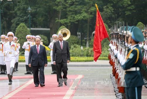 越南政府总理阮春福与斯里兰卡总理拉尼尔·维克勒马辛哈举行会谈 hinh anh 2