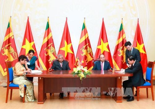越南政府总理阮春福与斯里兰卡总理拉尼尔·维克勒马辛哈举行会谈 hinh anh 4