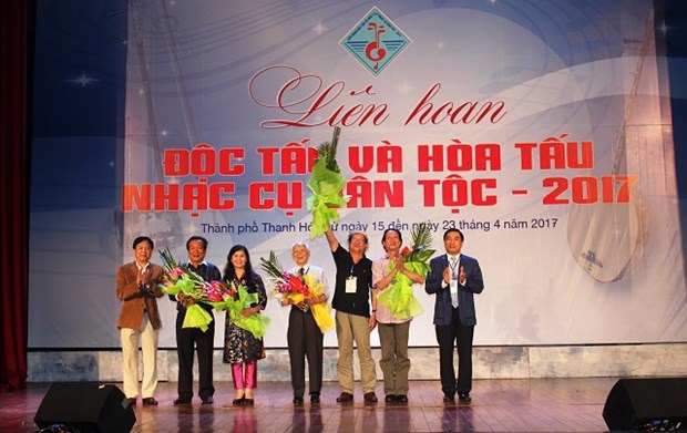 2017年越南民族乐器演奏艺术节在清化省举行 hinh anh 1