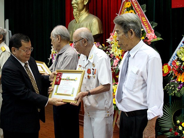 老挝授予越南志愿军勋章、徽章 hinh anh 1