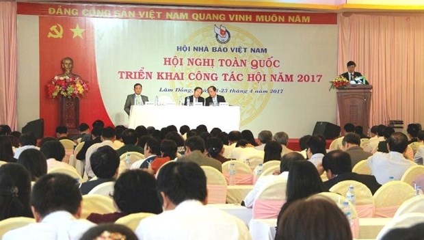 越南新闻工作者协会举行2017年工作部署全国会议 hinh anh 1